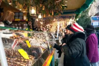 Weihnachtsmarkt Verkaufsstand Gastronomen, Einzelhändler und Schausteller rüsten sich für das Weihnachtsgeschäft