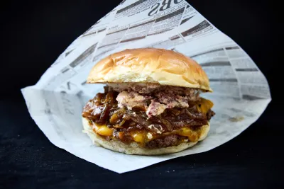 Welcher Burger kann die Besucher:innen uÌberzeugen? Das Foodtruck-Event "The Champions Burger" kommt nach Frankfurt und bringt die besten Burger des Landes ins Rhein-Main-Gebiet