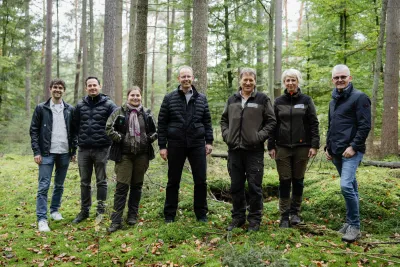 Die Wertgarantie-Vorstände Udo Buermeyer (Mitte) und Konrad Lehmann (r.) informieren sich vor Ort. Wertgarantie Group stärkt regionale Klimaschutzprojekte