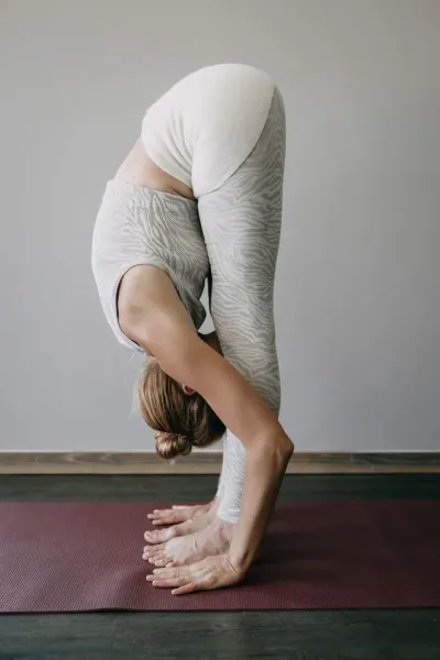 Wohltuend wärmend: Rückenwärmer entspannen die Muskulatur. Foto: Medima Rückenschmerzen vermeiden