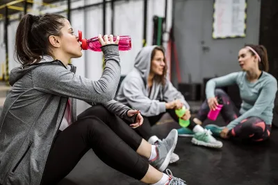 Die Zufuhr von Wasser und Elektrolyten ist beim Training essentiell. Sicherheit beim Fitnesstraining